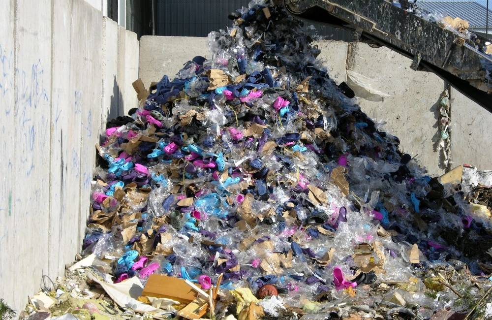 Foto: Trnavskí colníci likvidovali zadržaný tovar, zhorelo až 10-tisíc párov obuvi