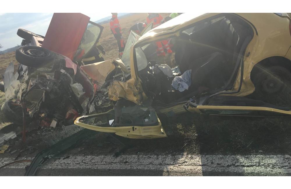 Člená zrážka dvoch áut medzi Budmericami a Modrou mala tragické následky, vodič v nemocnici zomrel
