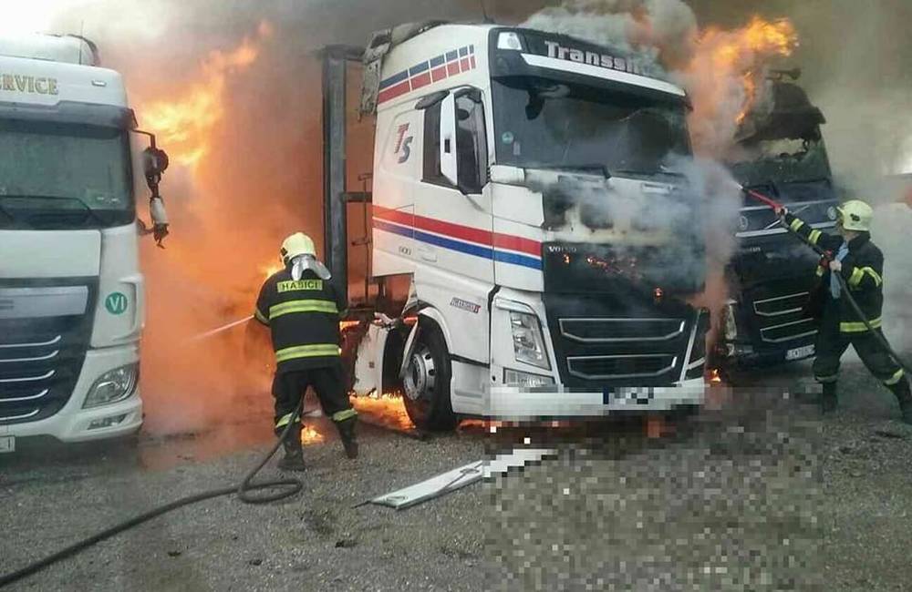 V Sládkovičove horeli počas sviatku Troch kráľov 3 kamióny, škoda bola vyčíslená na cca 300 000 eur
