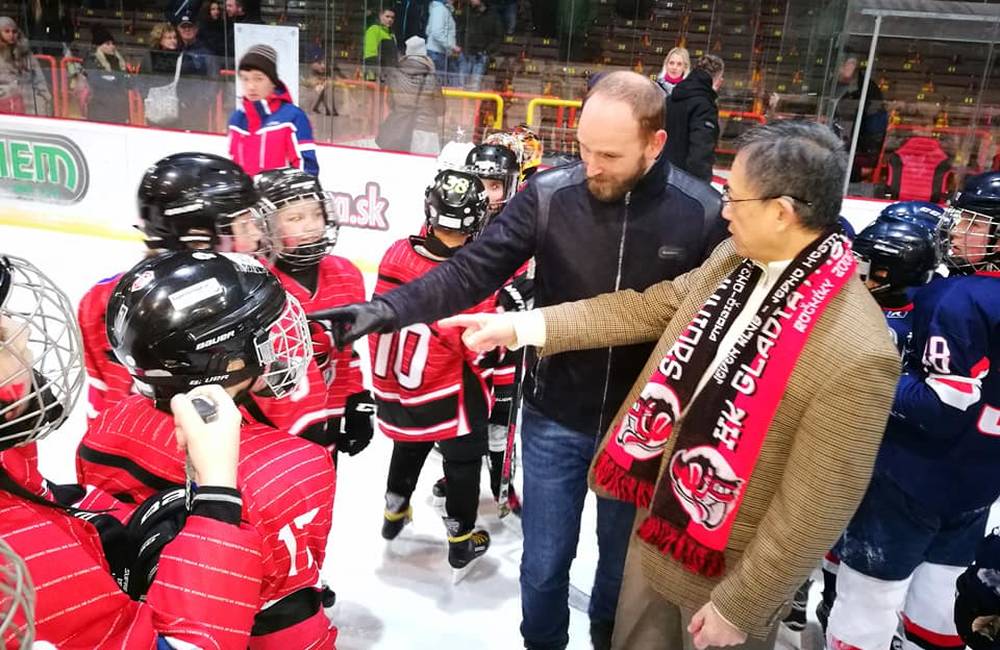Jozef Viskupič a Larry Tseng, zástupca Taiwanu, ocenili najlepších hráčov žiackeho turnaja v hokeji