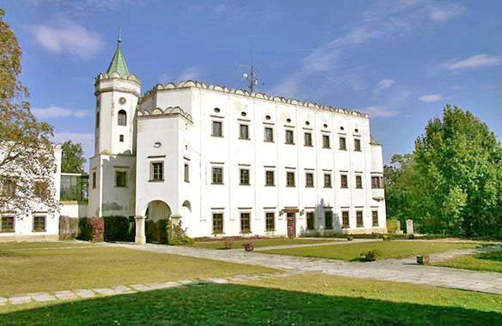 Kaštieľ v Moravanoch nad Váhom opäť hostil umeleckú výstavu, ožíva vďaka projektu Návrat do života