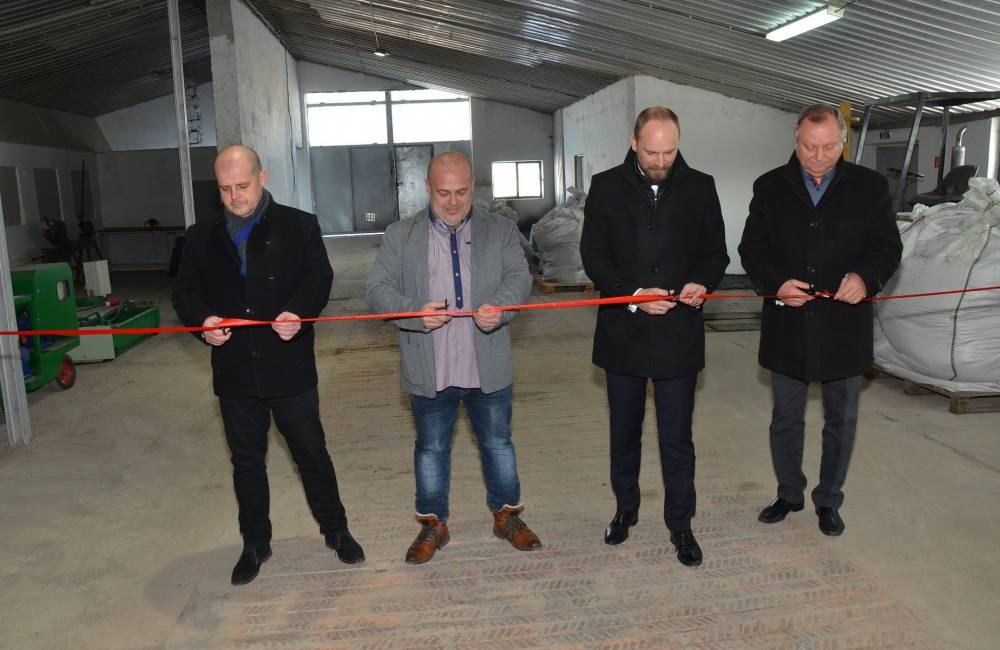 Viskupič slávnostne otváral ekologickú recyklačnú linku na spracovanie starých pneumatík v Bučanoch