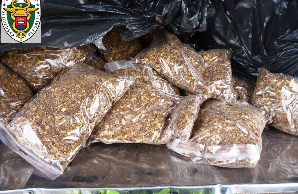 Trnavskí colníci zadržali auto pohrebnej služby, prevážali v ňom 82,5 kg nelegálneho tabaku