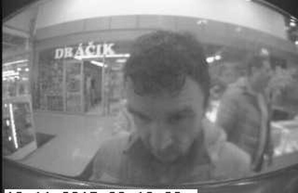 Polícia pátra po mužovi, ktorého zachytila kamera bankomatu v súvislosti s prečinom zatajenia veci