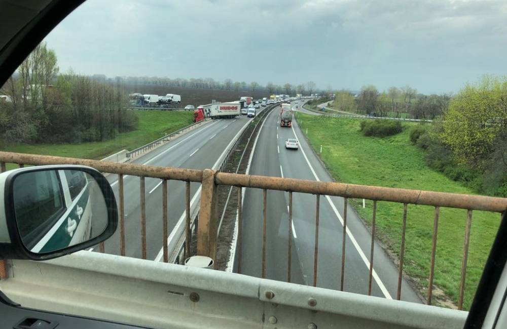 Na R1 pri Trnave došlo k závažnej nehode osobného auta a kamióna, na ceste rátajte so zdržaním