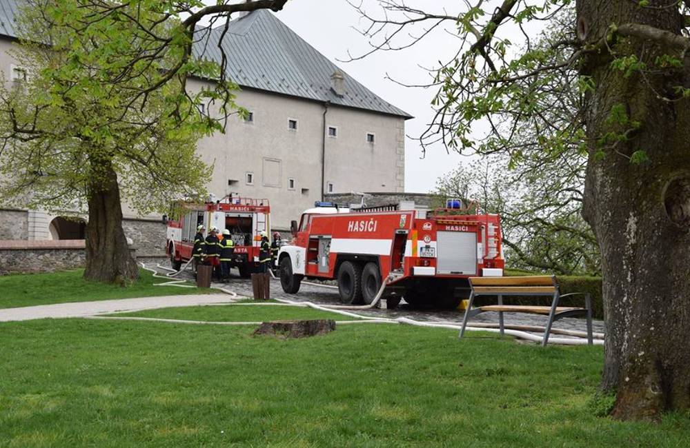 Na hrade Červený Kameň zasahovali hasiči - išlo o taktické cvičenie hasenia požiaru strechy