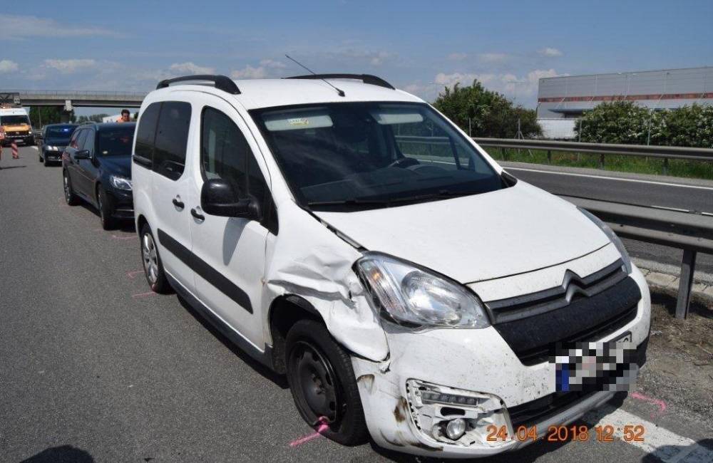 83-ročný vodič zo Šale jazdil v protismere na R1 pri Seredi, spôsobil dopravnú nehodu 3 áut a ušiel