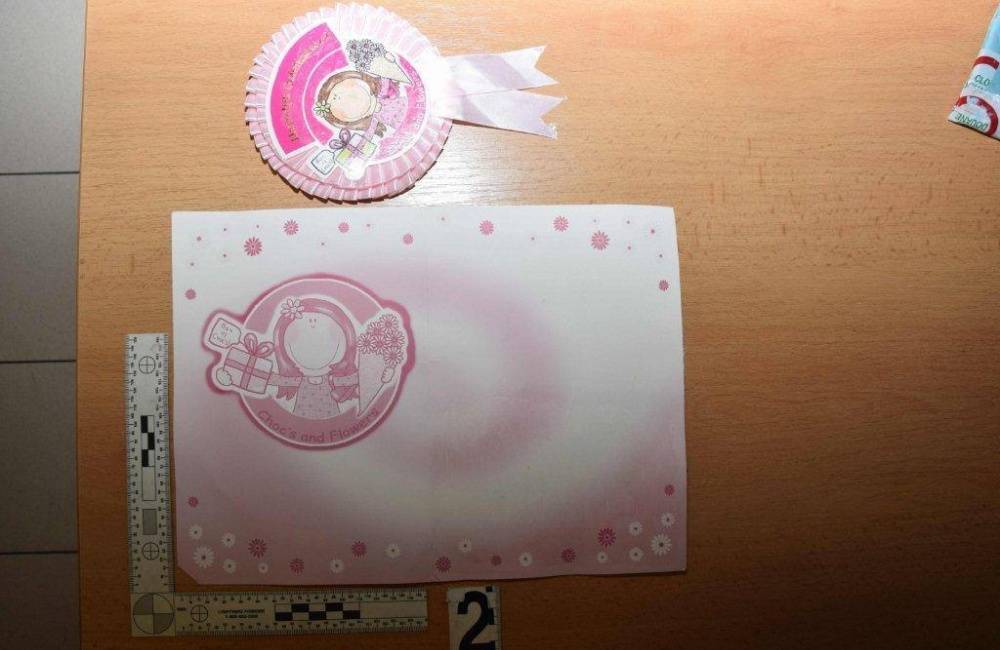 V ružovej obálke našla polícia drogy, 31-ročný Peter si nechal Extázu posielať poštou zo zahraničia