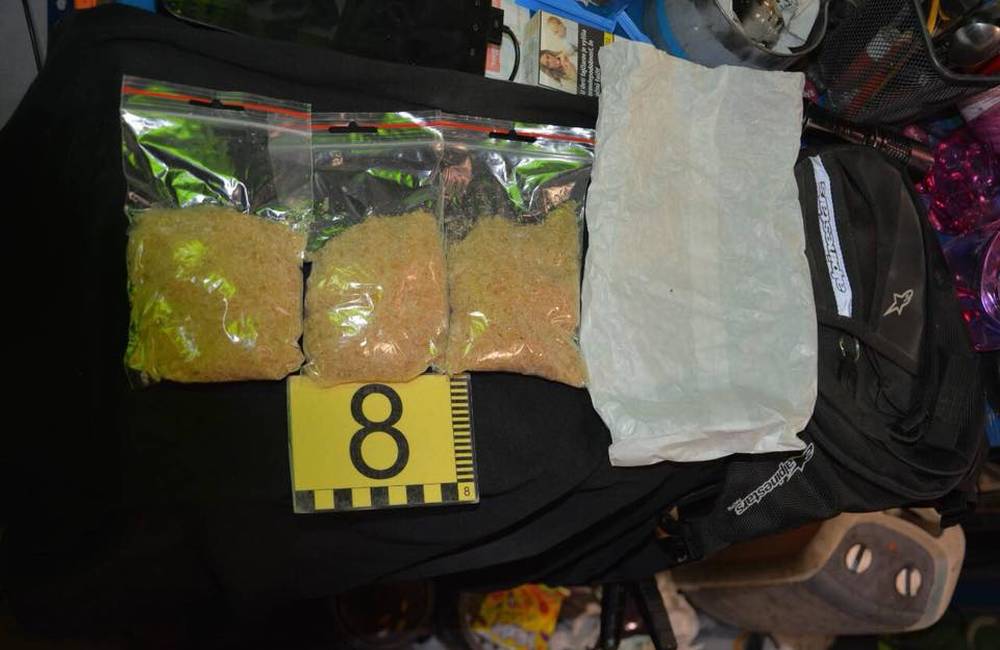 Trnavskí policajti a NAKA zadržali ďalšie drogy v Trnave, priamo pri odovzdávaní zaistili dve osoby
