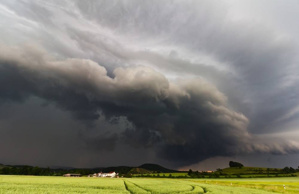 Meteorológovia upozorňujú na možný výskyt silných búrok aj s krupobitím, na dnes vydali výstrahu