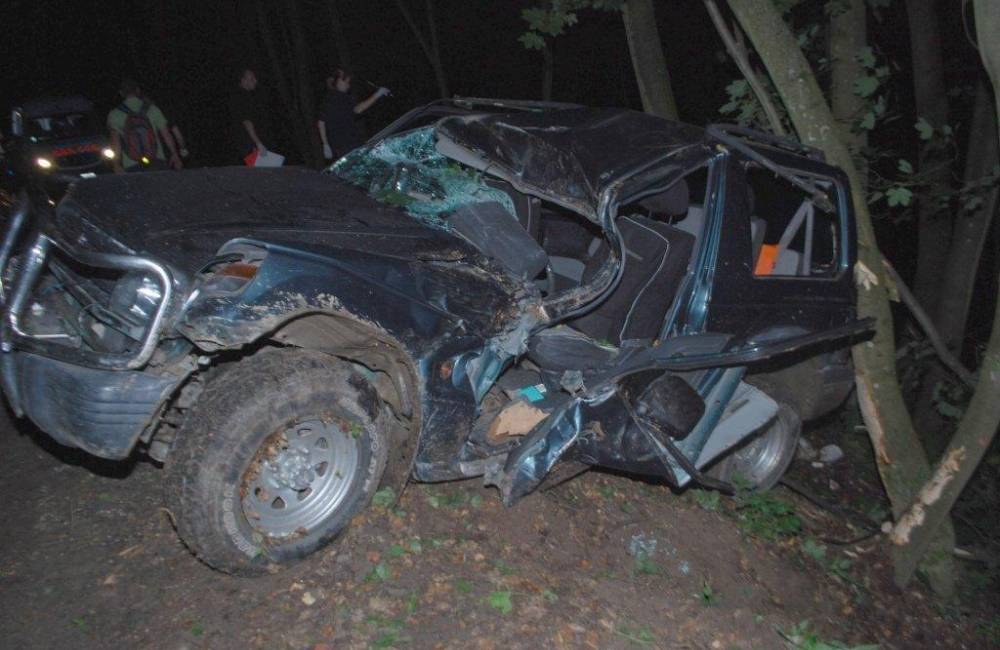 Okoloidúci privolal pomoc k nehode na lesnej ceste, vodič s 1,23 promile nezvládol riadenie