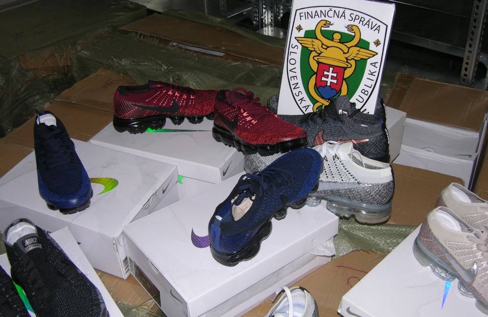 Trnavskí colníci zadržali a zlikvidovali 360 falzifikátov obuvi zn. NIKE v hodnote 70 000 eur
