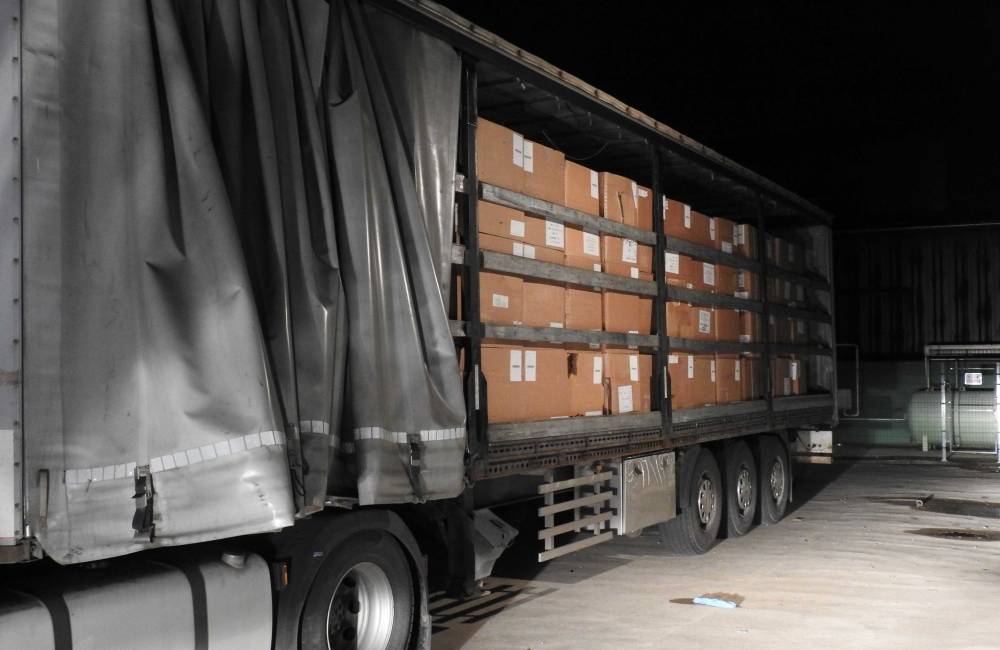 Foto: V Brodskom zadržali kamión, ktorý prevážal takmer 12 ton pravdepodobne nelegálnych tabakových listov