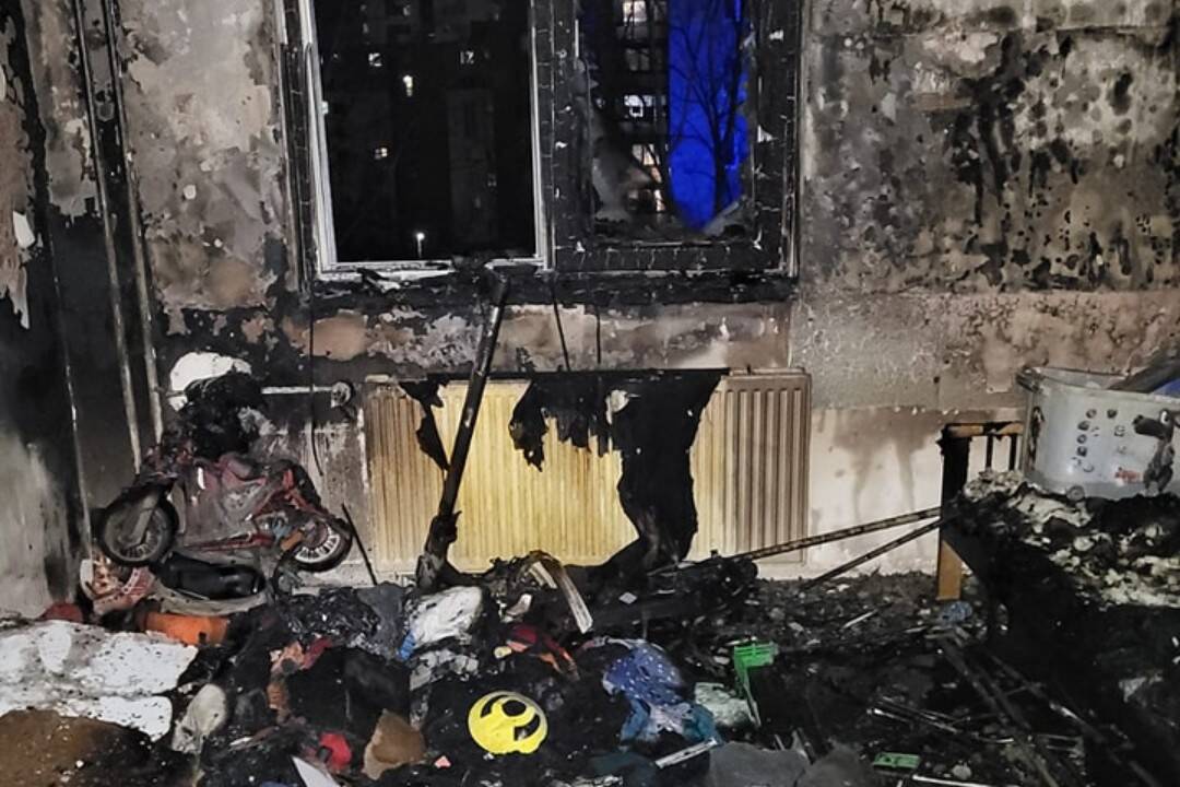 FOTO: Muž mal po partnerskej hádke podpáliť byt v Hlohovci, 8 ľudí potrebovalo ošetrenie