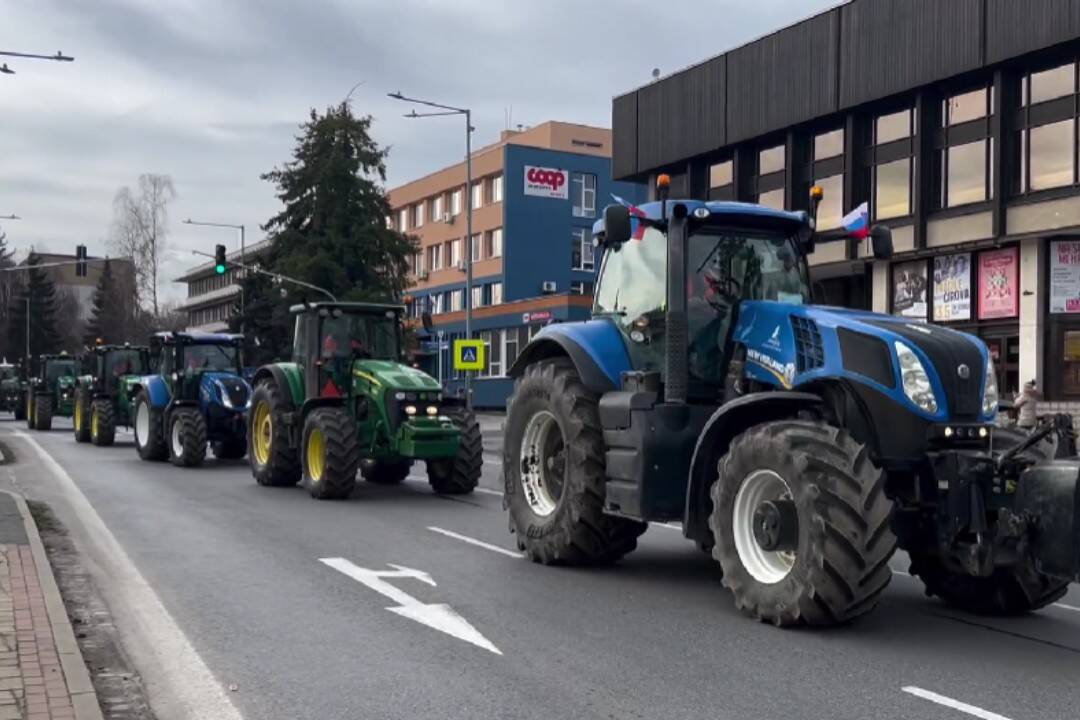 VIDEO: Mestom Senica sa tiahne kolóna traktorov. Sprevádzajú ich aj policajti
