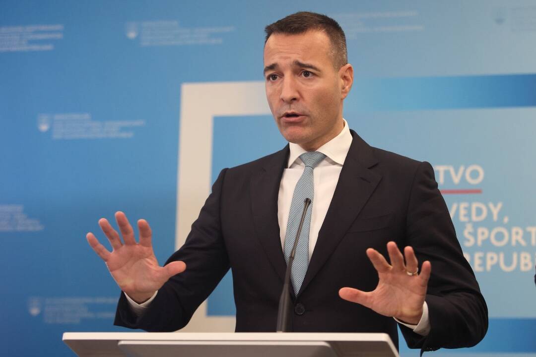 Minister školstva Tomáš Drucker chce zaviesť plošný zákaz mobilov v školách