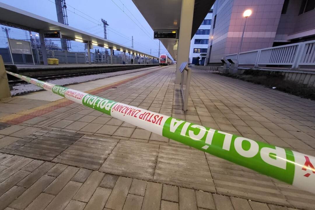 Tragédia na železnici pri Cíferi: Mladík neprežil pád z idúceho vlaku. Polícia hľadá ďalších svedkov