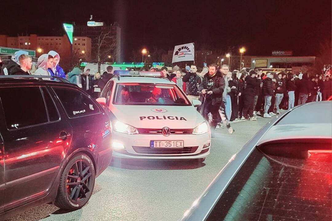 FOTO: Počas noci sa v Trnave konal nelegálny tuning zraz. Polícia zaznamenala desiatky priestupkov
