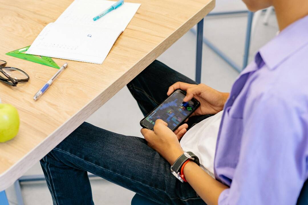 Pre niektoré ročníky na základných školách budú mobily úplne zakázané. Drucker predstavil nové pravidlá