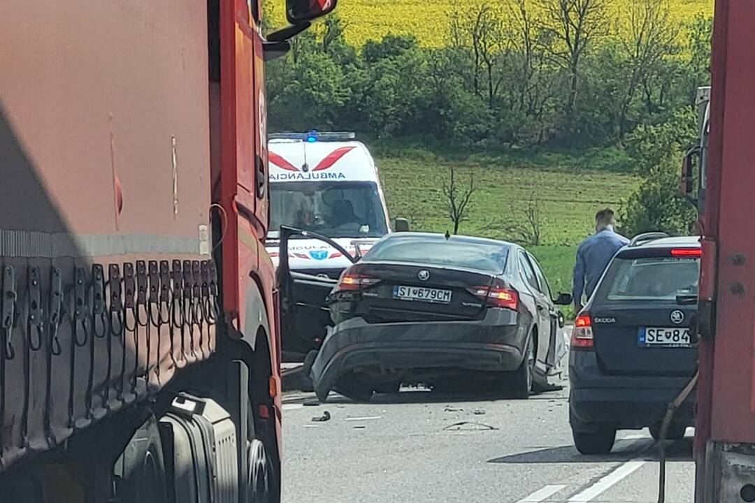 Na ceste z Radošoviec do Senice došlo k zrážke vozidiel, úsek je neprejazdný