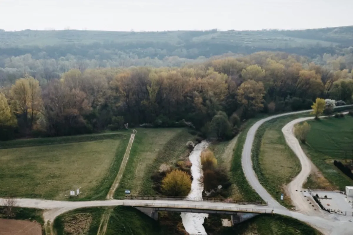 Cyklisti z Hlohovca sa dočkajú, Hlohovec a Sereď spojí bezpečný 7,6 km dlhý úsek po hrádzi Váhu