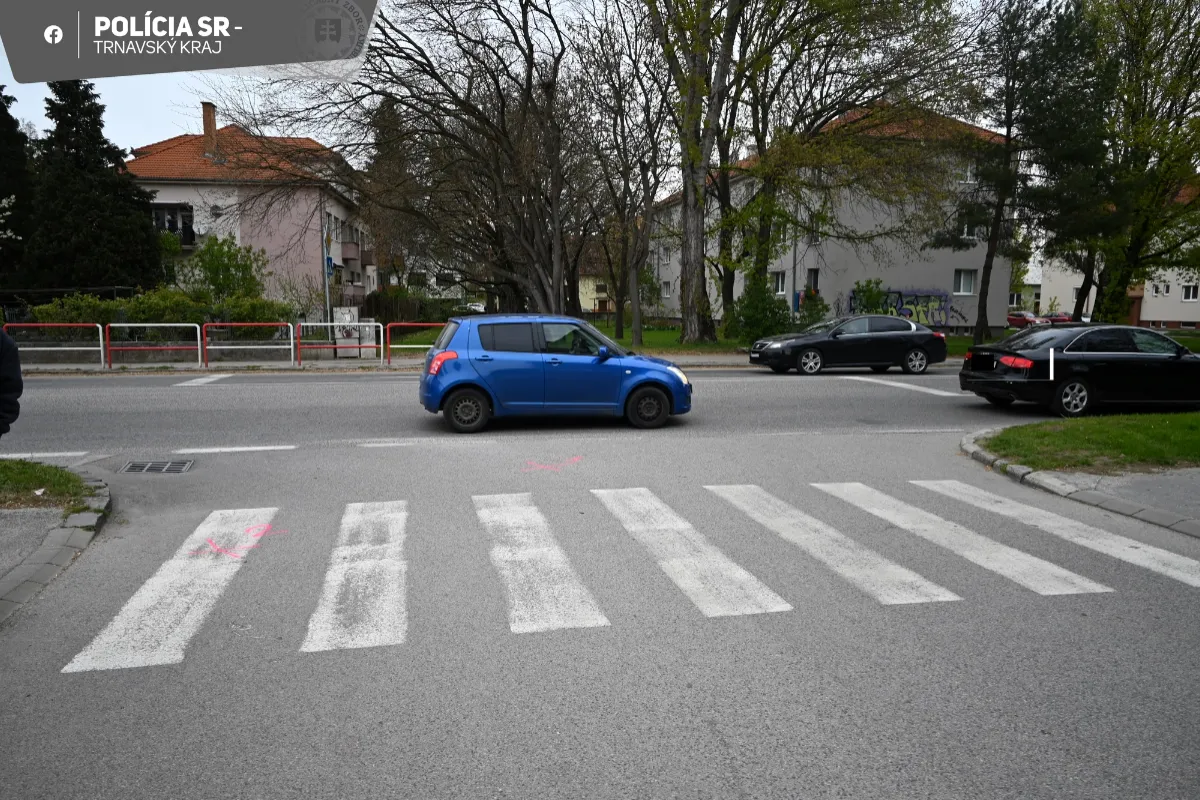 Polícia hľadá svedkov nehody v Piešťanoch, pri ktorej sa auto zrazilo s kolobežkou. Neboli ste náhodou aj vy svedkom?