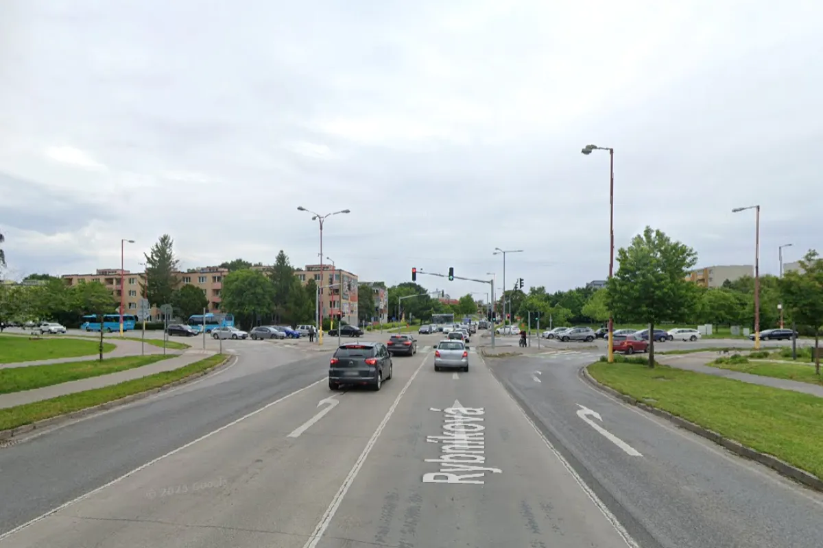 Trnavčan hľadá svedkov nehody, pri ktorej vodič zrazil jeho brata a z miesta ušiel. K nehode došlo na rušnej križovatke