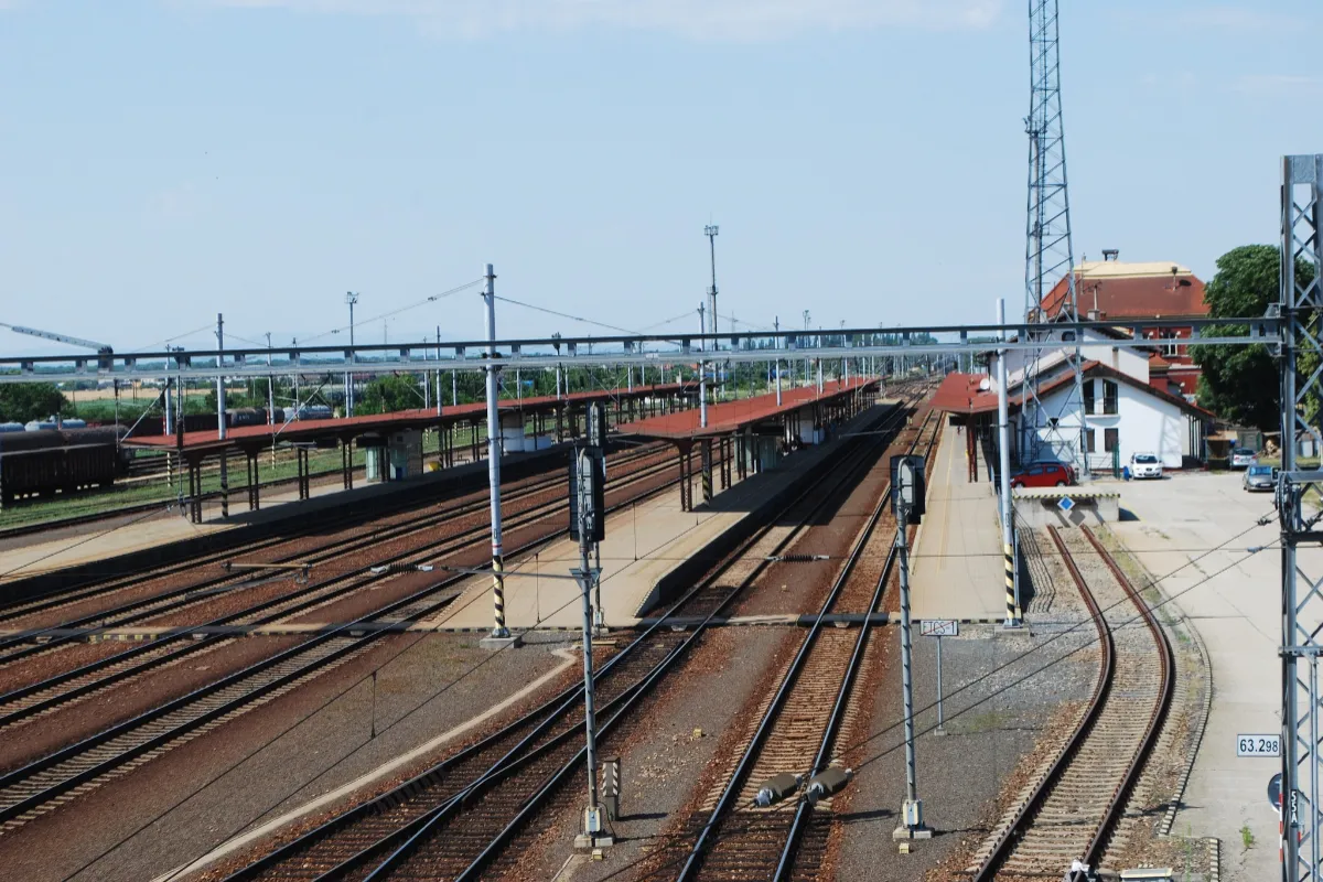 Vlaky medzi Leopoldovom a Hlohovcom na víkend stopnú. V týchto dňoch sa pripravte na náhradné autobusy