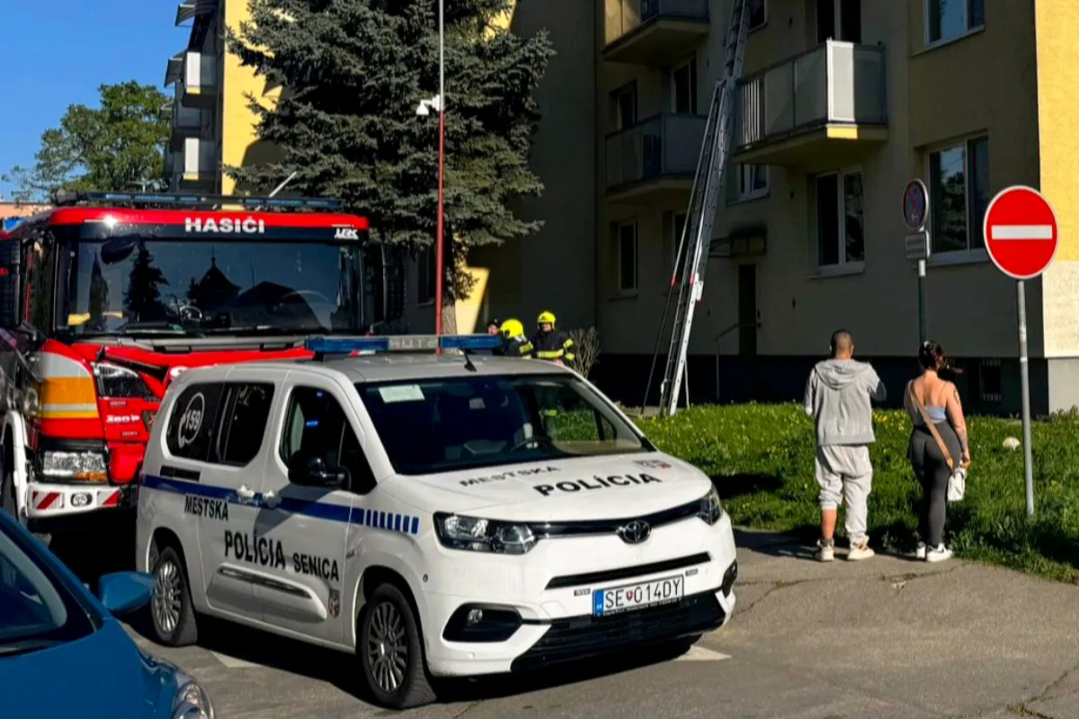 VIDEO: Zásah polície v Senici ako z filmu. Podozrivý muž preliezal balkónom do cudzieho bytu, pátral po ňom Interpol