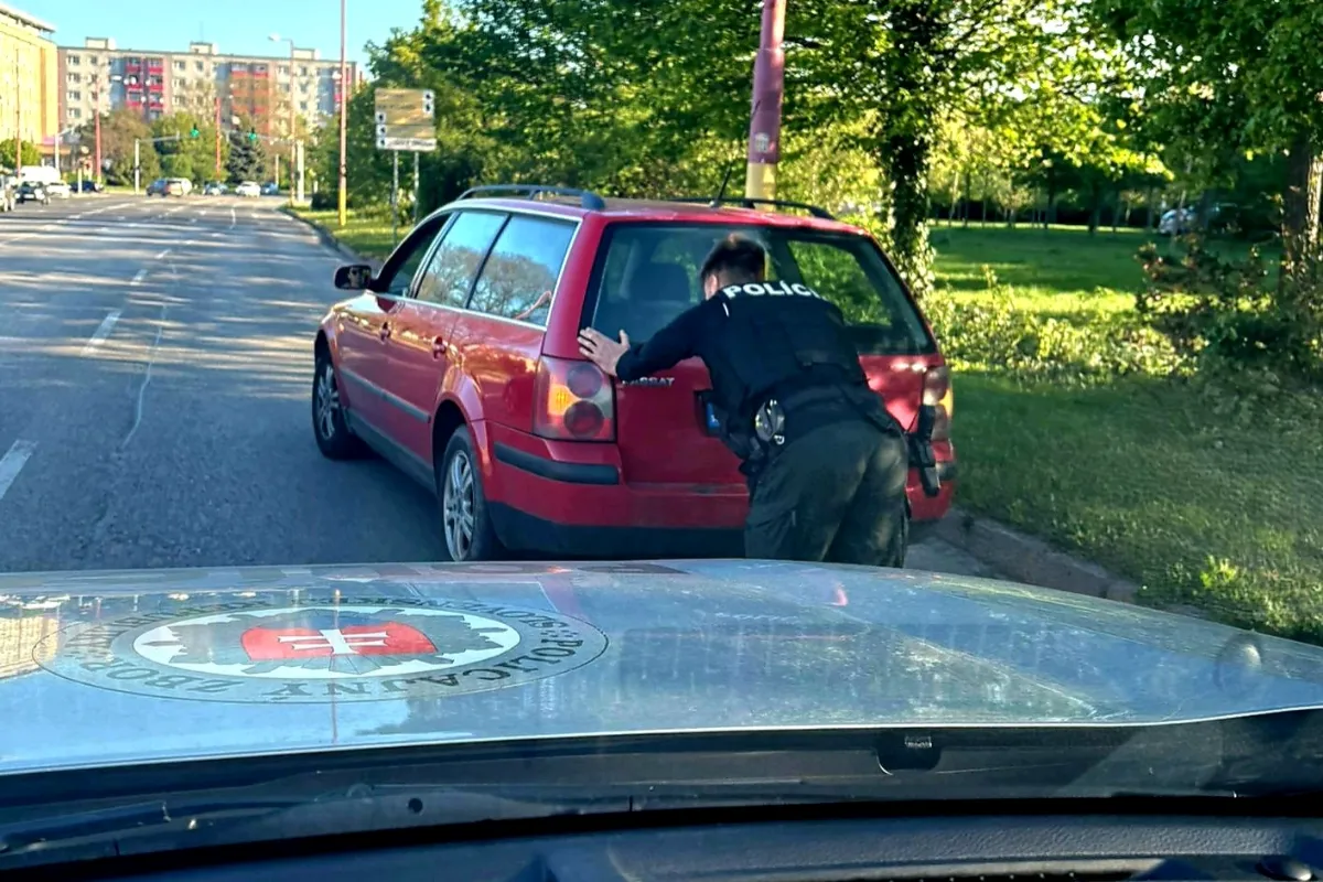 Policajti v Trnave pomohli zúfalej vodičke s pokazeným autom. Vďaka rýchlej reakcii zabránili možnej nehode