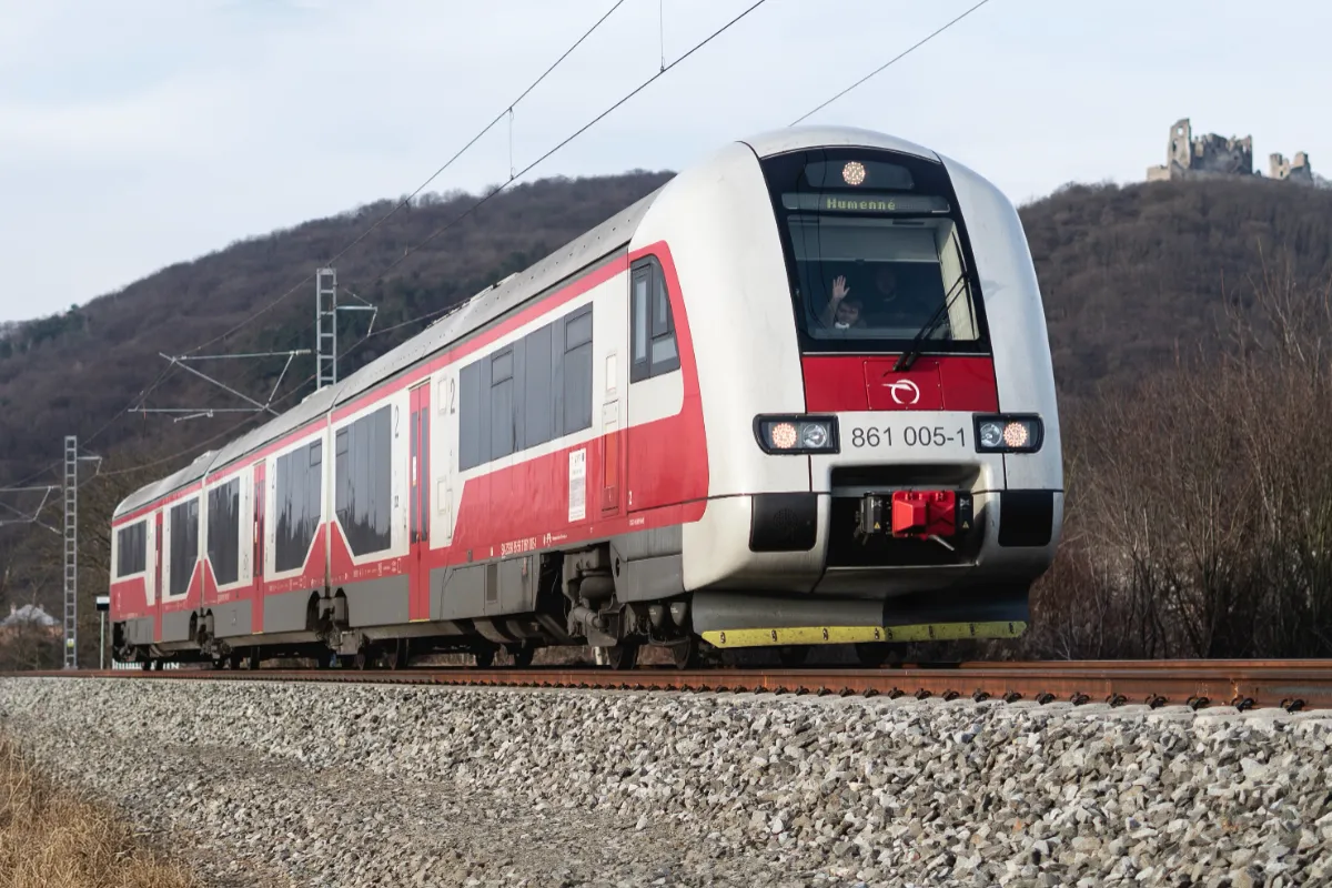 Dráma vo vlaku pri Bratislave. Cestujúcu ratovala záchranka, spoj má veľké meškanie