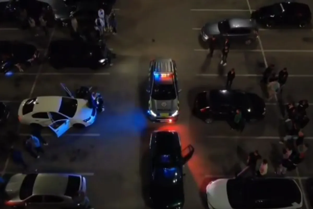 VIDEO: Polícia strážila nočný tuning zraz v Hlohovci, dvaja vodiči odišli s pokutou