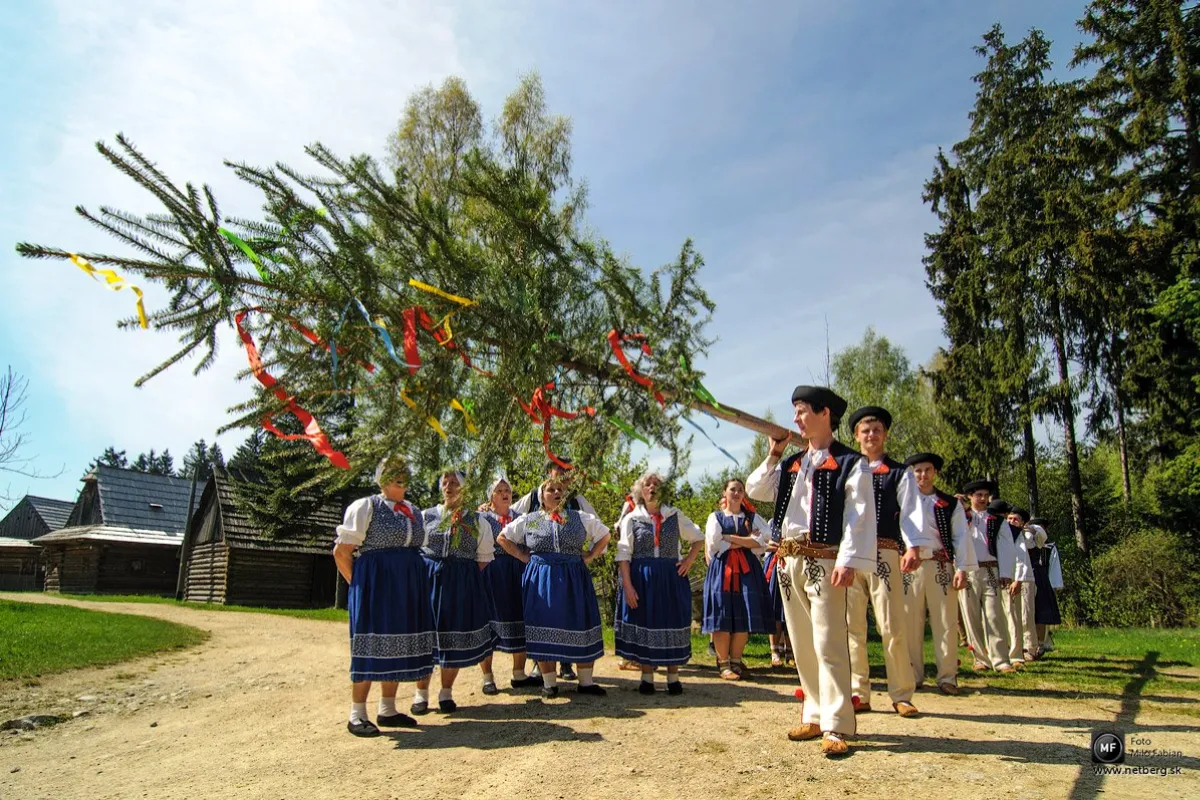 Trnavský región ožije stavaním májov a folklórom. Príďte si uviazať stužku lásky a privítať jar v duchu tradícií