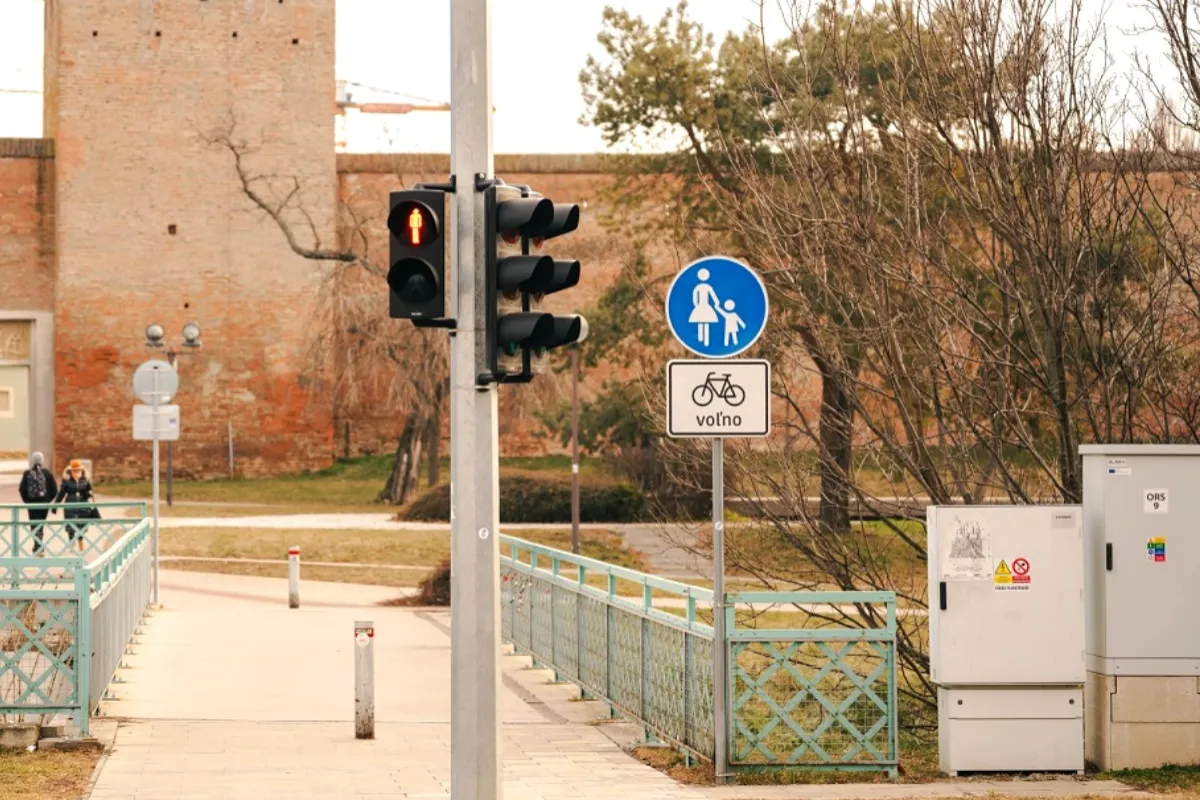 Podobné značky, no iný význam. Trnavčania, viete aký je rozdiel medzi týmito pre cyklistov a chodcov?