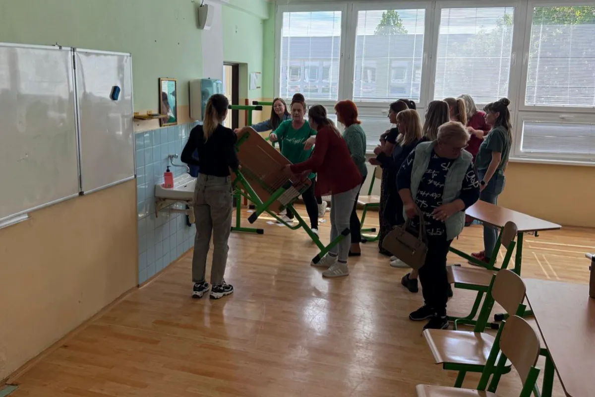 FOTO: V škole neďaleko Serede zasahovala polícia, pedagógovia sa zabarikádovali v učebni