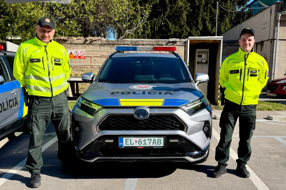 Pohotoví policajti zo Senice pomohli vodičovi v núdzi. Za svoj rýchly zásah si vyslúžili krásnu pochvalu