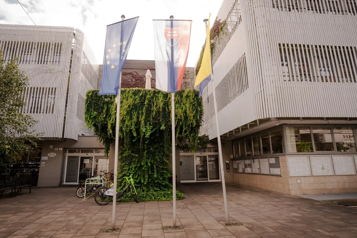 Školské zariadenia, radnica i mestský úrad zostanú v piatok 8. mája zatvorené