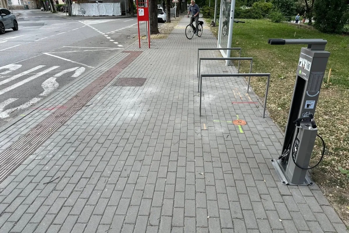 „Totálny nezmysel“ alebo len nepochopený zámer? Nové cykloriešenie a stojany vraj blokujú chodník