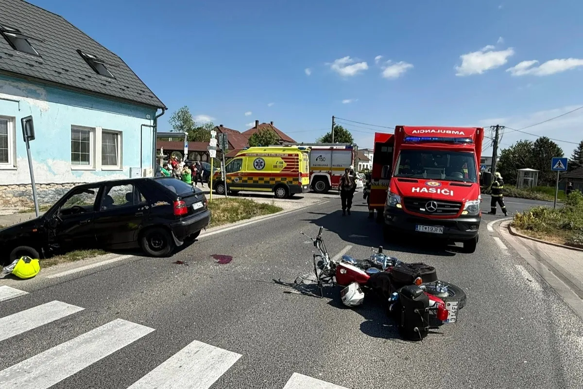 FOTO: Motocyklistka sa v Dechticiach zrazila s osobným autom, utrpela vážne zranenia. Zasahovať musel aj vrtuľník