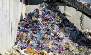 Trnavskí colníci likvidovali zadržaný tovar, zhorelo až 10-tisíc párov obuvi