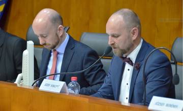Noví poslanci a  župan včera schválili rozpočet, menovali podpredsedov, členov komisie a Rady TTSK