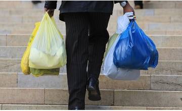 Populárne igelitové tašky sú od januára 2018 spoplatnené, Ministerstvo tak chce znížiť ich spotrebu