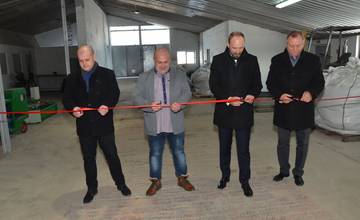 Viskupič slávnostne otváral ekologickú recyklačnú linku na spracovanie starých pneumatík v Bučanoch
