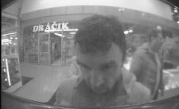 Polícia pátra po mužovi, ktorého zachytila kamera bankomatu v súvislosti s prečinom zatajenia veci