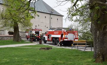 Na hrade Červený Kameň zasahovali hasiči - išlo o taktické cvičenie hasenia požiaru strechy