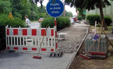Chodník na Hospodárskej ulici v Trnave sa dočkal rekonštrukcie, v júni opravia aj ďalšiu jeho časť