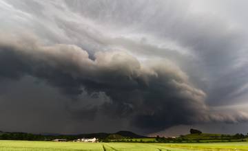 Meteorológovia upozorňujú na možný výskyt silných búrok aj s krupobitím, na dnes vydali výstrahu