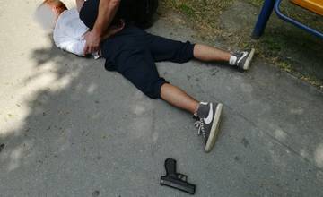 Mestskí policajti v Senici zadržali 32-ročného muža, ktorý počas dňa strieľal v parku na Sadovej