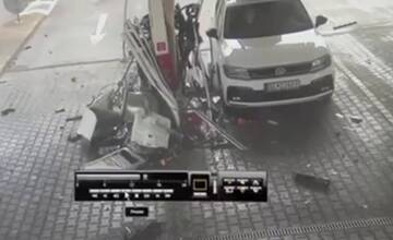 VIDEO: Hrozivá nehoda na diaľnici pri Červeníku. Auto zdemolovalo čerpaciu stanicu