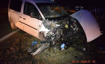 FOTO: Po čelnej zrážke pri Trnave ostal 22-ročný vodič zakliesnený v aute. Má ťažké zranenia